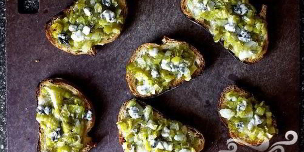 Рецепт тостов с голубым сыром и луком