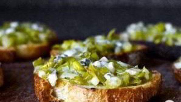 тосты с голубым сыром и луком