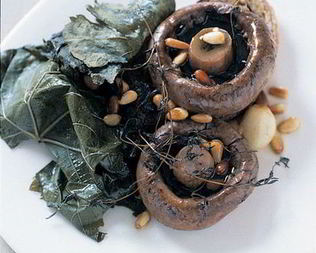 Тосты с грибами, запеченными в виноградных листьях