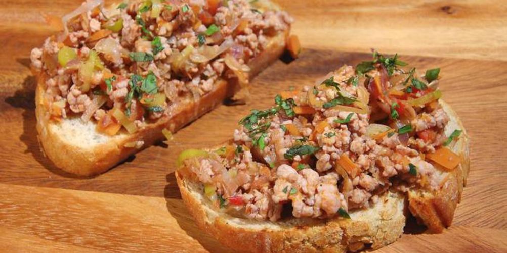 Рецепт тостов с индейкой и овощами