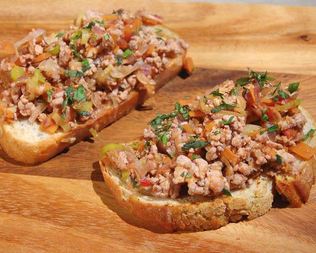 Тосты с индейкой и овощами