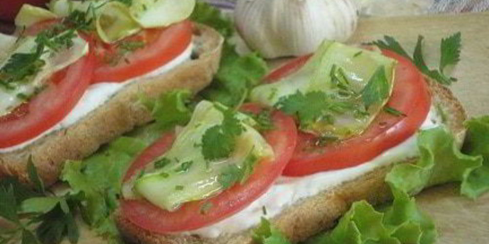 Рецепт тостов с кабачком и томатами