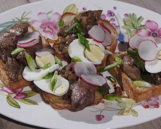 Тосты с куриной печенью, редиской и яйцом