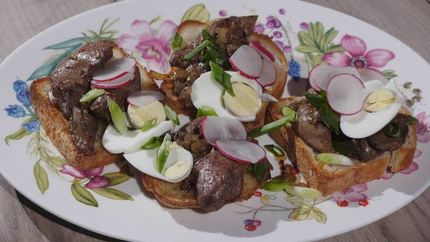 Тосты с куриной печенью, редиской и яйцом