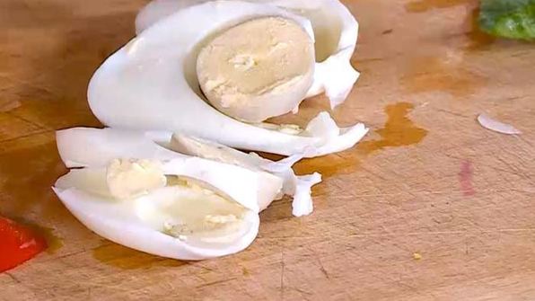 тосты с куриной печенью, редиской и яйцом