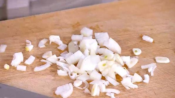 тосты с куриной печенью, редиской и яйцом