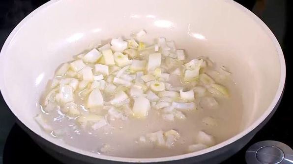 тосты с куриной печенью, редиской и яйцом