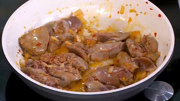 тосты с куриной печенью, редиской и яйцом