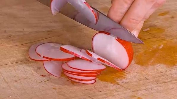 тосты с куриной печенью, редиской и яйцом