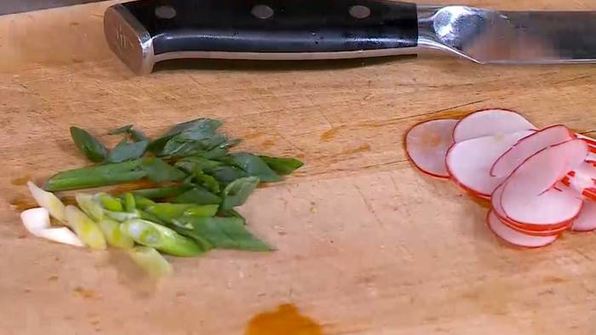 тосты с куриной печенью, редиской и яйцом