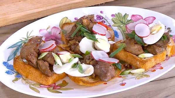 тосты с куриной печенью, редиской и яйцом