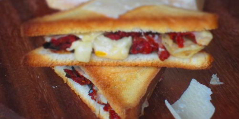 Рецепт тостов с пармезаном, оливками и вялеными помидорами