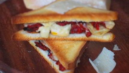 Тосты с пармезаном, оливками и вялеными помидорами