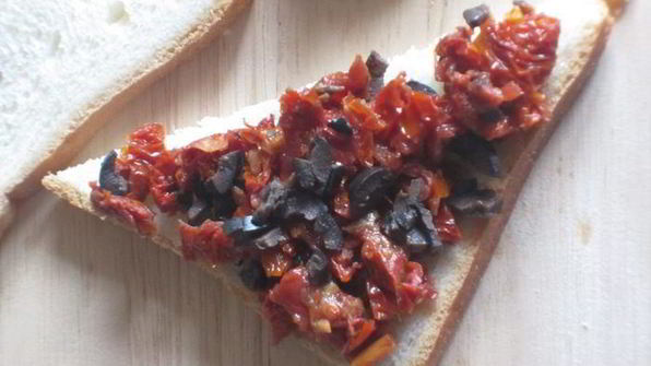 тосты с пармезаном, оливками и вялеными помидорами