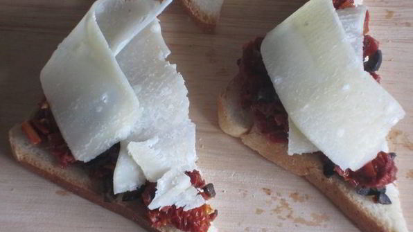 тосты с пармезаном, оливками и вялеными помидорами