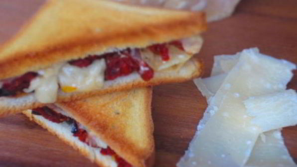 тосты с пармезаном, оливками и вялеными помидорами