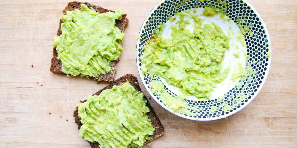 Рецепт тостов с пастой из авокадо