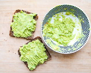 Тосты с пастой из авокадо