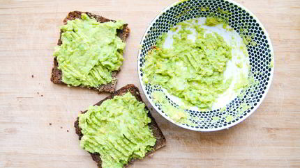 Тосты с пастой из авокадо