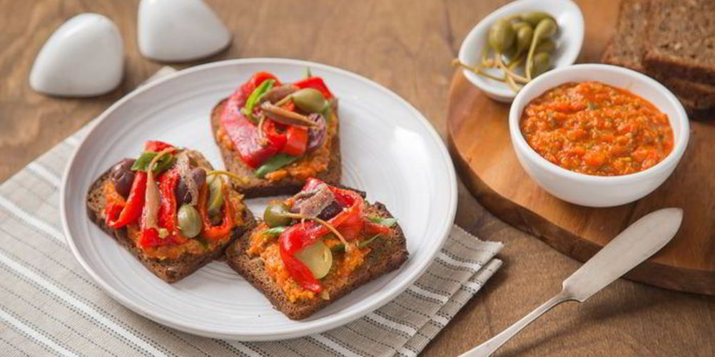 Рецепт тостов с печеными перцами и анчоусами
