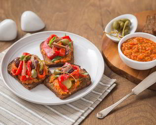 Тосты с печеными перцами и анчоусами