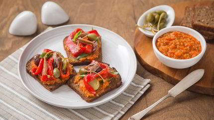 Тосты с печеными перцами и анчоусами