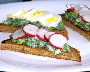 Тосты с руколой и яйцом, зеленью и редисом