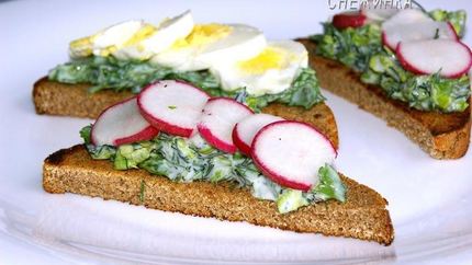Тосты с руколой и яйцом, зеленью и редисом