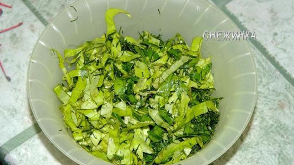 тосты с руколой и яйцом, зеленью и редисом