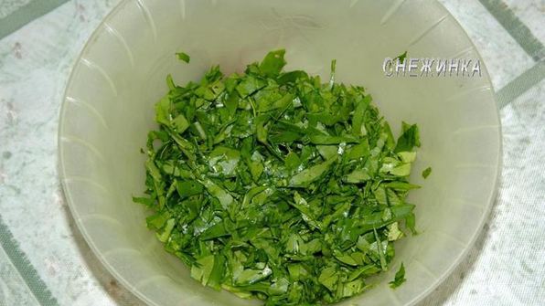 тосты с руколой и яйцом, зеленью и редисом