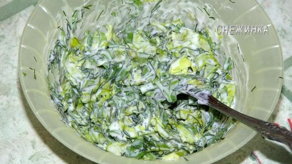 тосты с руколой и яйцом, зеленью и редисом