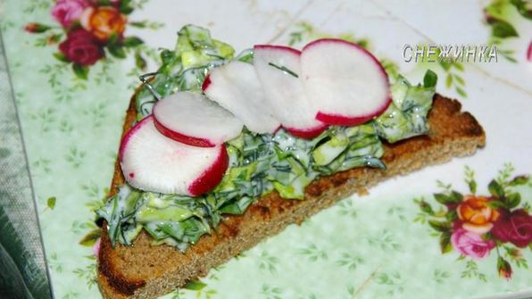 тосты с руколой и яйцом, зеленью и редисом