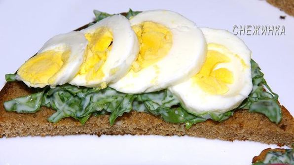 тосты с руколой и яйцом, зеленью и редисом