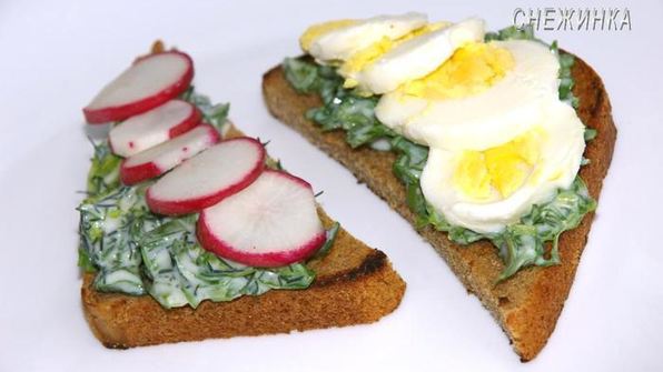 тосты с руколой и яйцом, зеленью и редисом