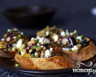 Тосты с салатом из баклажанов