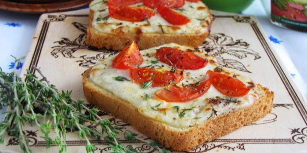 Рецепт тостов с сырным соусом и помидорами черри