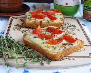 Тосты с сырным соусом и помидорами черри