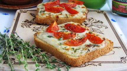 Тосты с сырным соусом и помидорами черри