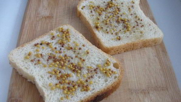 тосты с сырным соусом и помидорами черри