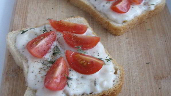 тосты с сырным соусом и помидорами черри