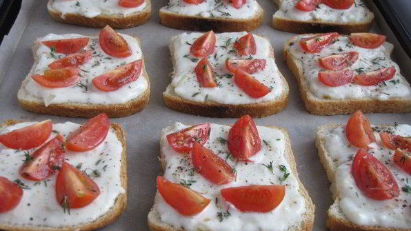 тосты с сырным соусом и помидорами черри