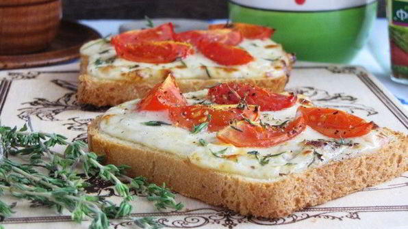тосты с сырным соусом и помидорами черри