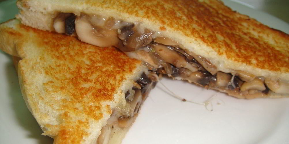 Рецепт тостов с сыром и грибами