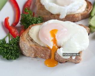 Тосты с яйцом-пашот и моцареллой