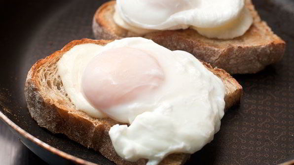 тосты с яйцом-пашот и моцареллой