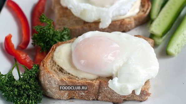 тосты с яйцом-пашот и моцареллой