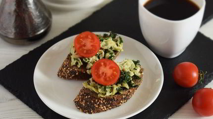 Тосты со шпинатом, яйцами и пармезаном