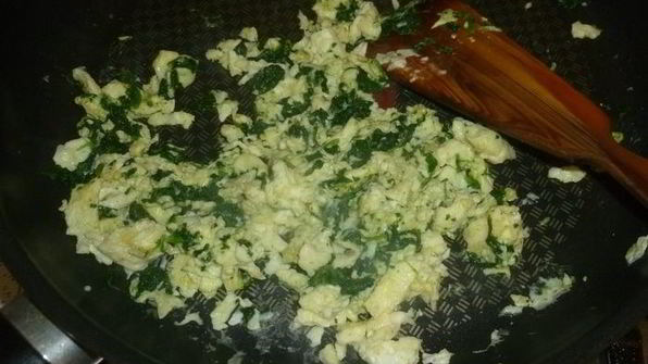 тосты со шпинатом, яйцами и пармезаном