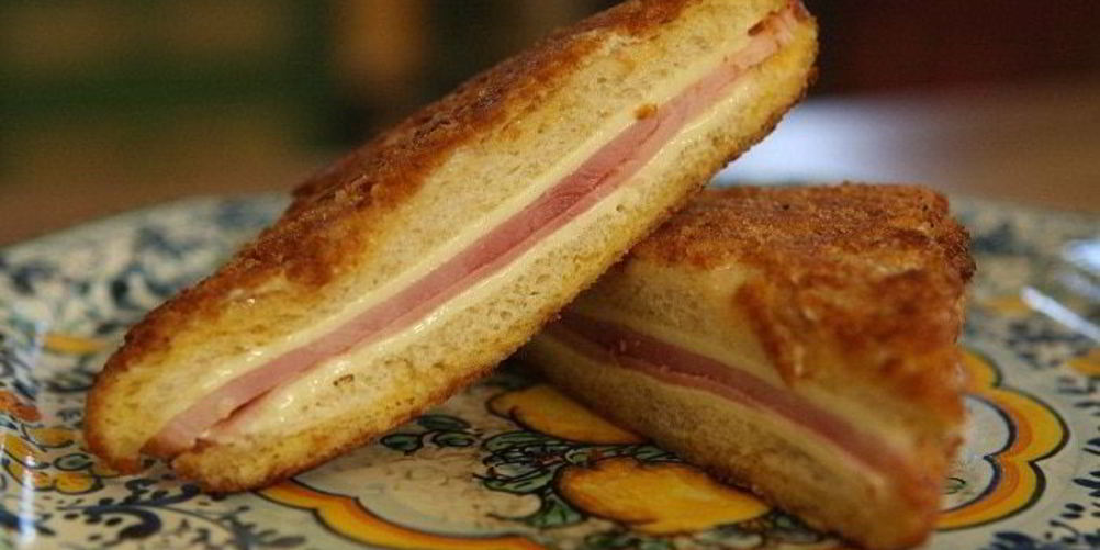 Рецепт тостов в домашних сухарях с ветчиной и сыром