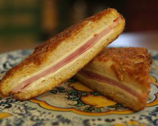 Тосты в домашних сухарях с ветчиной и сыром